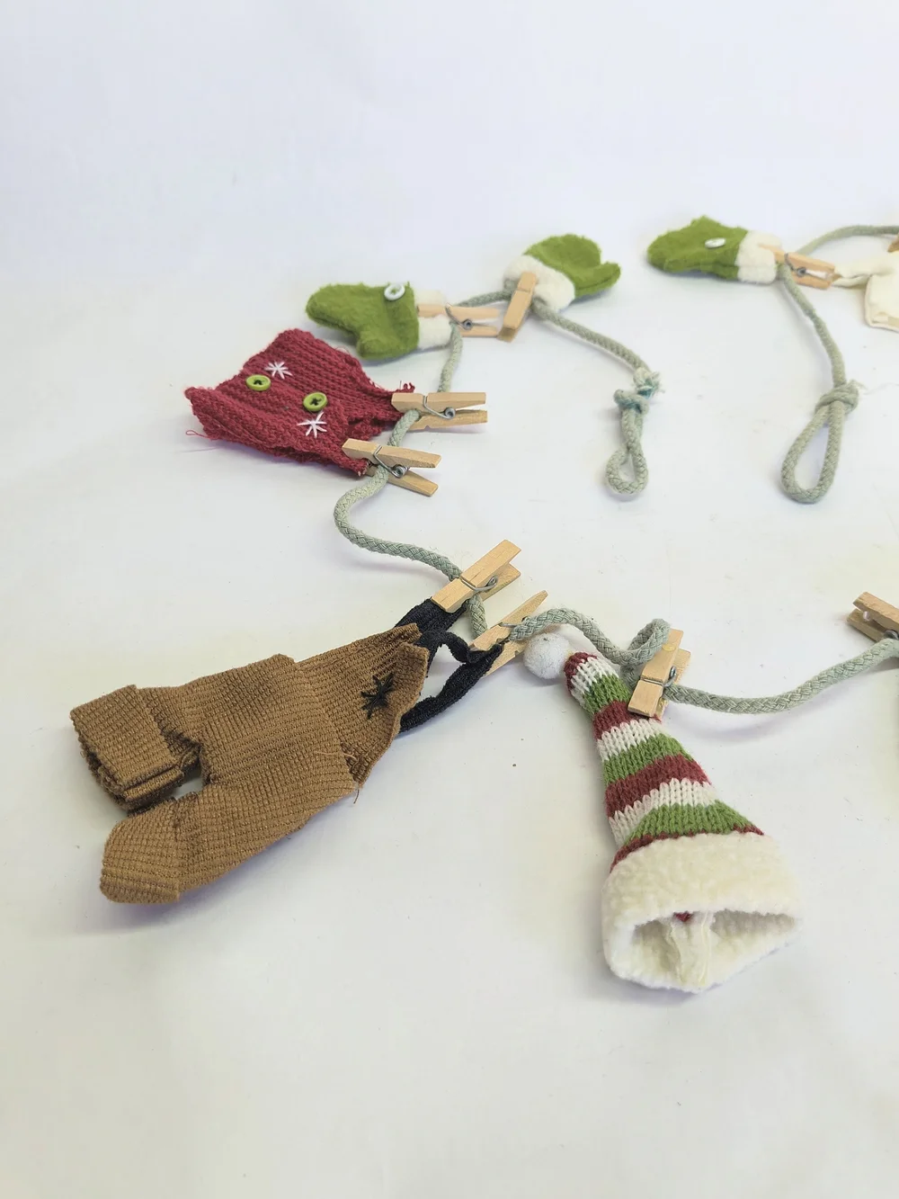 AVON Christmas Mini Elf Clothes On Clothesline W Clothespins Holiday Felt Decor